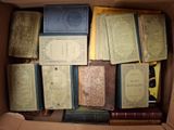 de nombreux vieux livres dans une boîte posée par terre