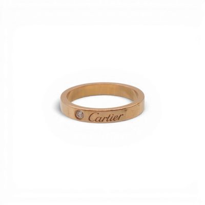 un gros plan d'une bague en or sur laquelle est gravé un nom