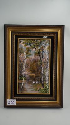 une peinture représentant une rivière au milieu d'un espace boisé, avec des arbres