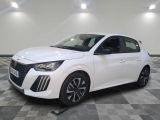la voiture blanche est garée sur un carrelage à carreaux