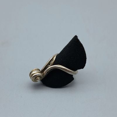 une image représentant une bague ornée d'un motif en spirale