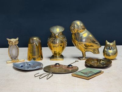 de nombreux objets en or posés sur une table