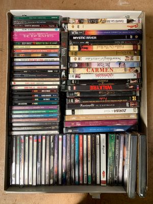 beaucoup de dvd dans une boîte sur une table