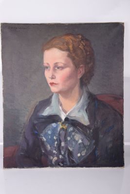portrait d'une femme vêtue d'une robe bleue et d'une chemise à col blanc