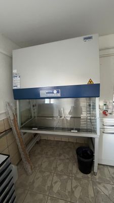 une photo d'une cuisine avec un grand plan de travail