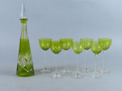 des bouteilles et des verres sont alignés à côté d'une carafe et d'une carafe