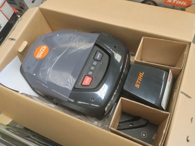 un carton contenant un aspirateur et d'autres objets