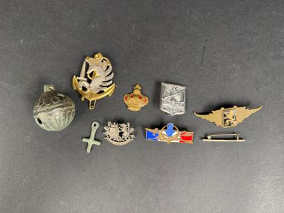 certaines broches sont disposées sur une surface noire