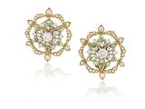 une paire de boucles d'oreilles en diamants et émeraudes