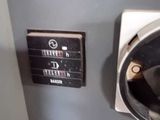 un gros plan d'une machine sur laquelle se trouve un bouton