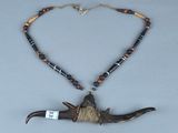 une image représentant un collier avec un oiseau autour du cou