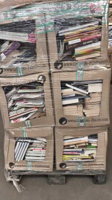 un chariot rempli de livres posé par terre