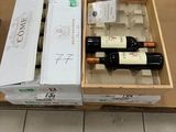 des bouteilles de vin dans un carton posé sur une table dans un magasin
