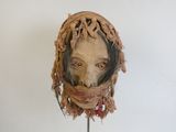 une sculpture représentant une femme aux dreadlocks, posée sur un socle