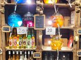 de nombreuses bouteilles d'alcool sur les étagères du magasin