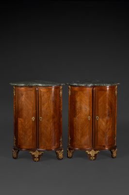 Paire d'encoignures en bois de placage marqueté en feuilles,…