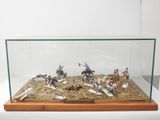 une vitrine contenant de nombreuses figurines
