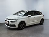 Une Citroën blanche est garée dans une pièce blanche
