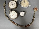 de nombreux types de montres de poche sur la table