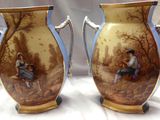 deux vases posés sur une table