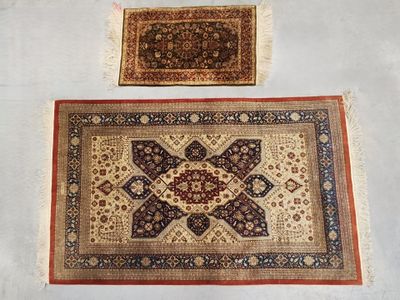 Tapis en soie à succession de médaillon sur fond rouge, beig…