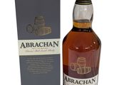 une bouteille de whisky dans un coffret, sur fond blanc