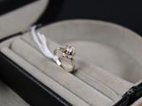 une bague qui se trouve dans une boîte sur une table