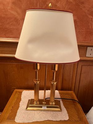une lampe posée sur une table dans une pièce