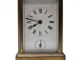 une petite horloge dont le cadran est orné de chiffres romains