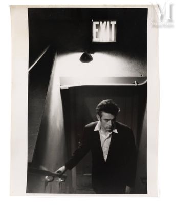 photographie en noir et blanc d'un homme en smoking debout dans un ascenseur