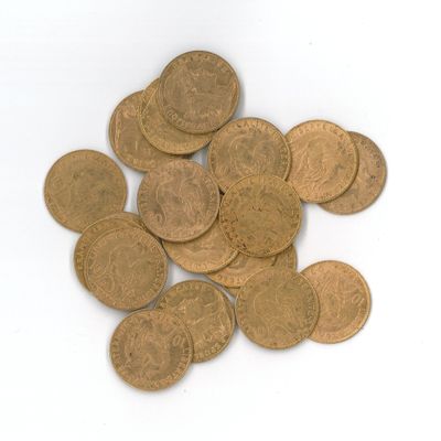 une pile de vieilles pièces de monnaie sur une surface blanche