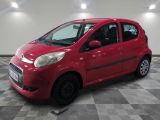 la photo d'une voiture rouge garée dans un garage