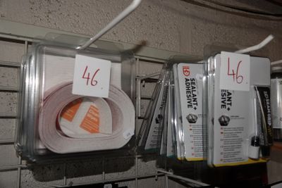 Plusieurs rouleaux de papier toilette sont suspendus à un support dans un magasin