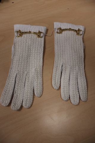 CELINE Paris – Paire de gants blanc et bijoux en métal doré. 