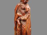 statue en bois représentant un homme tenant un bébé dans ses bras