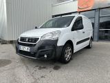 la camionnette blanche est garée devant un bâtiment