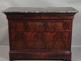 une commode ancienne avec dessus en marbre