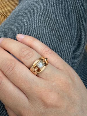 la main d'une femme à laquelle est enfilée une bague en or