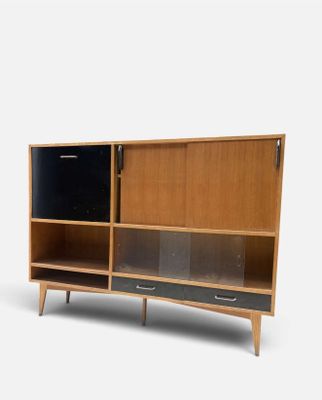 le buffet est en bois et en verre noir
