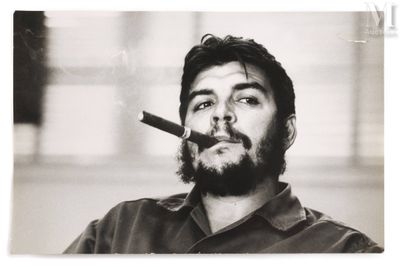 photographie en noir et blanc d'un homme avec un cigare à la bouche