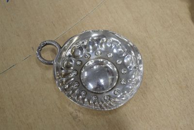 un plateau en argent orné d'un motif floral, posé sur une table