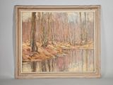 une peinture à l'huile représentant une rivière dans un paysage boisé, avec des arbres au premier plan