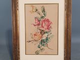 deux photos encadrées représentant des fleurs sur fond bleu, l'une représentant une rose et l'autre un oiseau