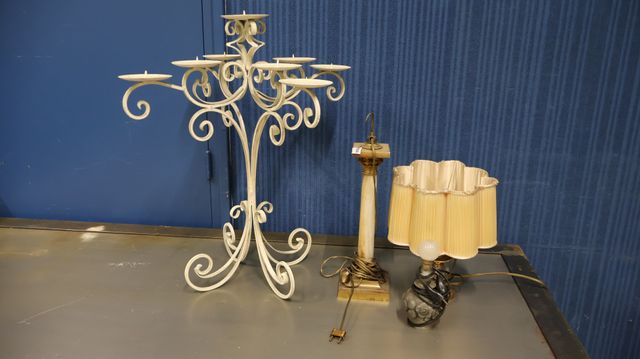 Lot de 3 lampes de table (manque une douille), joint un candélabr...