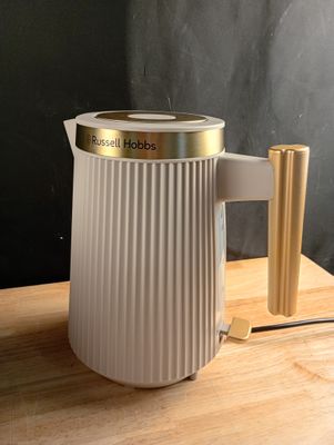 une cafetière posée sur une table en bois
