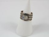 un gros plan d'une bague posée sur une serviette blanche
