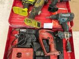 une boîte à outils rouge avec des outils sur le sol