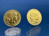deux pièces d'or et d'argent posées l'une à côté de l'autre sur un fond bleu