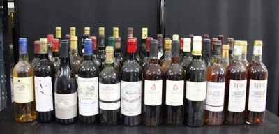 Des bouteilles de vin sont alignées sur une table devant un fond noir.