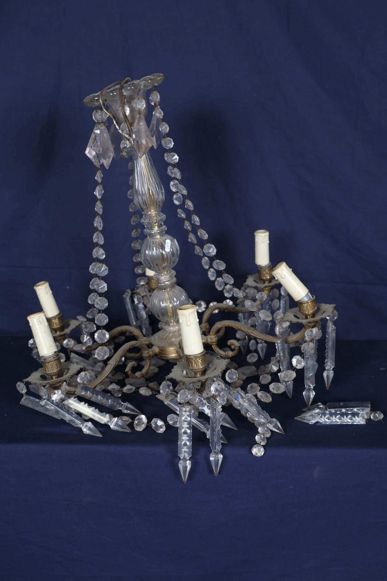 Lustre cage à six lumières en métal patiné, le fût central c…